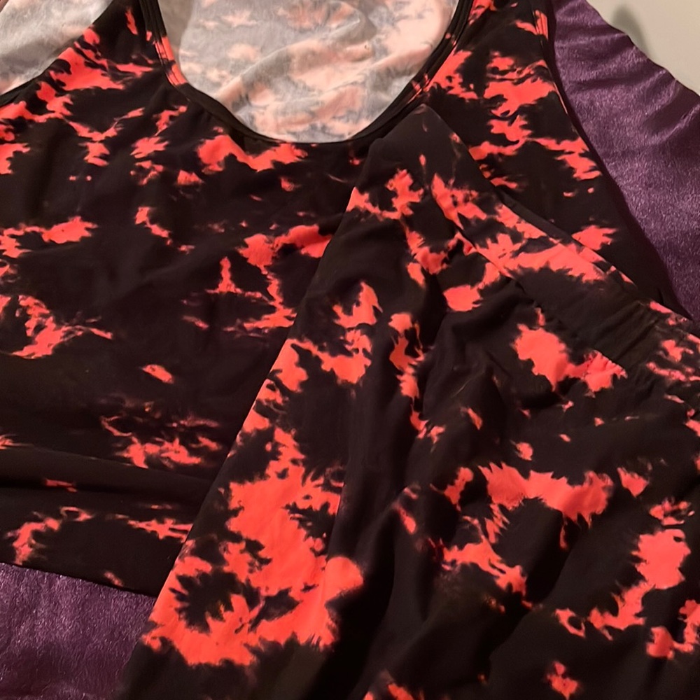 Black and orange 1x tie dye outfit.